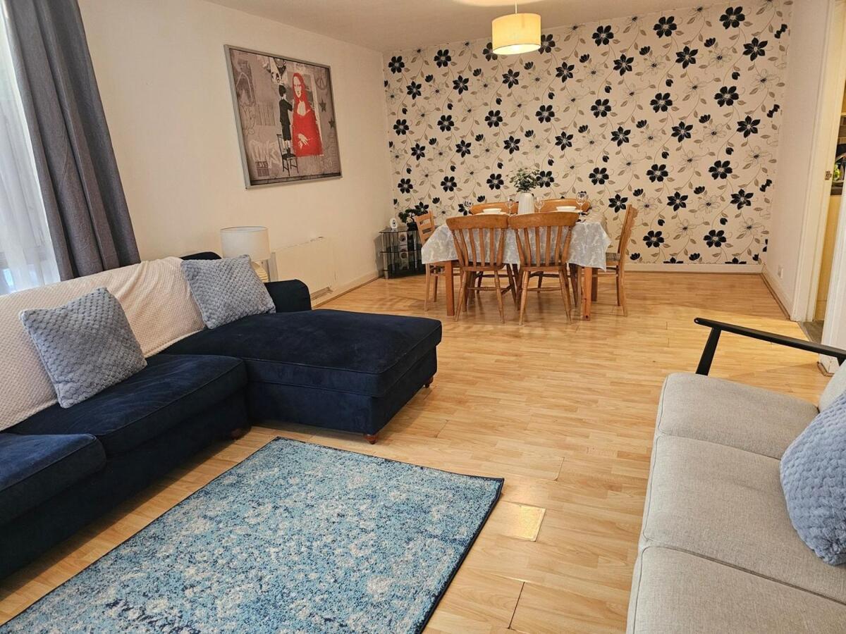 Plaza Flat 19 - 2 Bedroom Apartment, Free Parking, Town Centre * Swindon